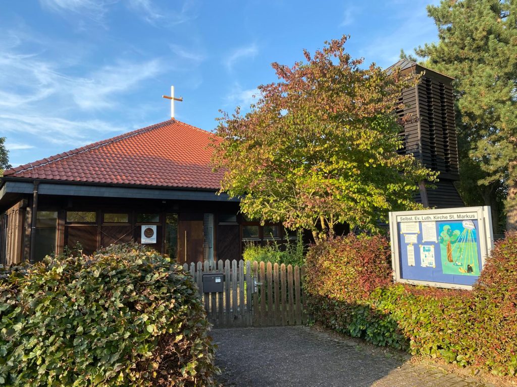 Eingangsbereich der Holzkirche St. Markus auf dem Brüser Berg