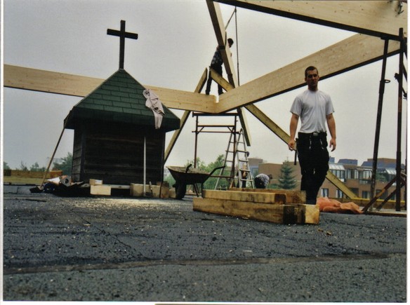 Umbauarbeiten der Holzkirche