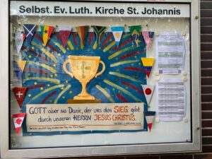 Foto des schön dekorierten Schaukastens in Köln
